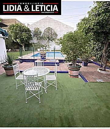 Foto Venta de casa con piscina y terraza en Alcalá de Guadaíra, Montecarmelo