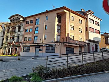 Fachada de la casa ,segundo y tercero derecha( foto a k izquierda) Venta de piso en Pola de Laviana