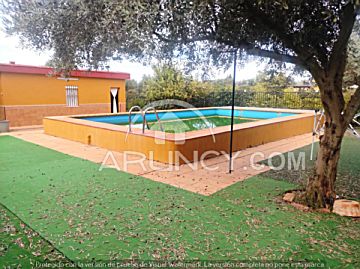 Foto Venta de casa con piscina y terraza en Mairena del Alcor, San blas